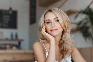 How to Choose Between a Surgical or Non-Surgical Facelift